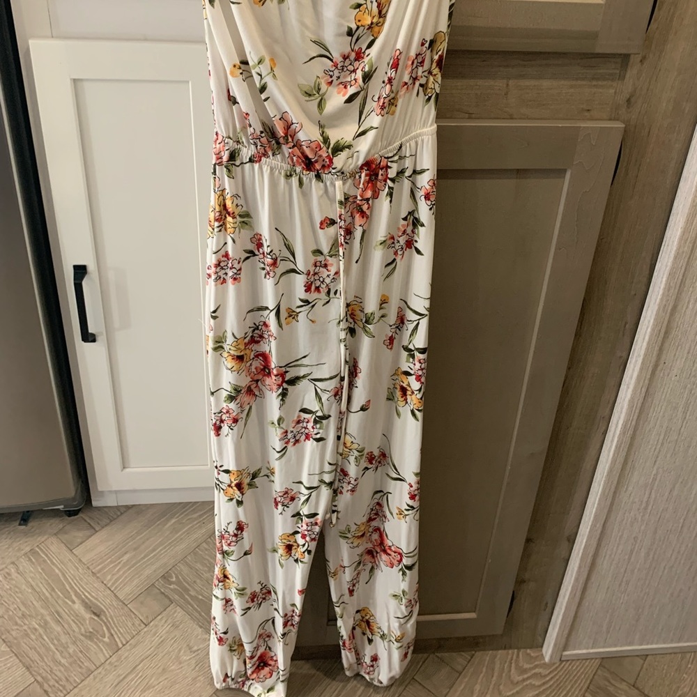 XS RUE 21 SLEEVELESS ROMPER W ITE W/ FLOWERS